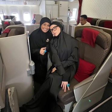 Penampilan Cantik Alyssa Daguise Pakai Hijab Saat Berangkat Umrah dengan Ibunda