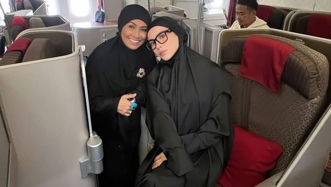 Penampilan Cantik Alyssa Daguise Pakai Hijab Saat Berangkat Umrah dengan Ibunda