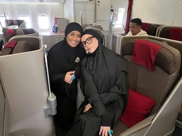 Penampilan Cantik Alyssa Daguise Pakai Hijab Saat Berangkat Umrah dengan Ibunda