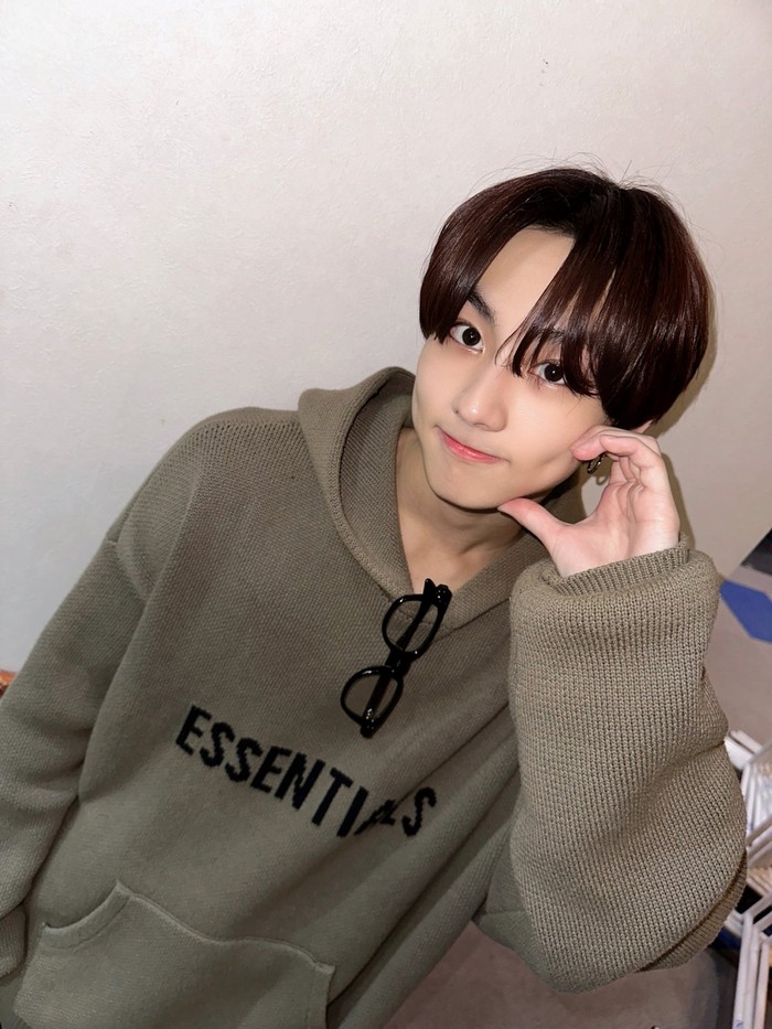 Artis Korea pertama yang dikenal dengan mata bulat cantiknya ialah Jungwon ENHYPEN. Namun, berbeda dengan image-nya yang imut, pemilik zodiak Aquarius ini justru memegang peran penting dalam grupnya, yakni sebagai leader./ Foto: x.com/ENHYPEN_members