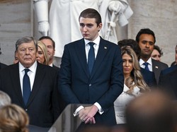 Gaya Parlente Barron Trump di Inaugurasi Presiden AS, Pakai Jas, Rambut Klimis