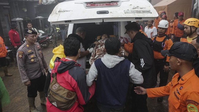 Tim SAR campuran kembali menemukan dan mengevakuasi dua jenazah korban longsor Pekalongan. Jumlah korban meninggal bumi bertambah menjadi 19 orang.