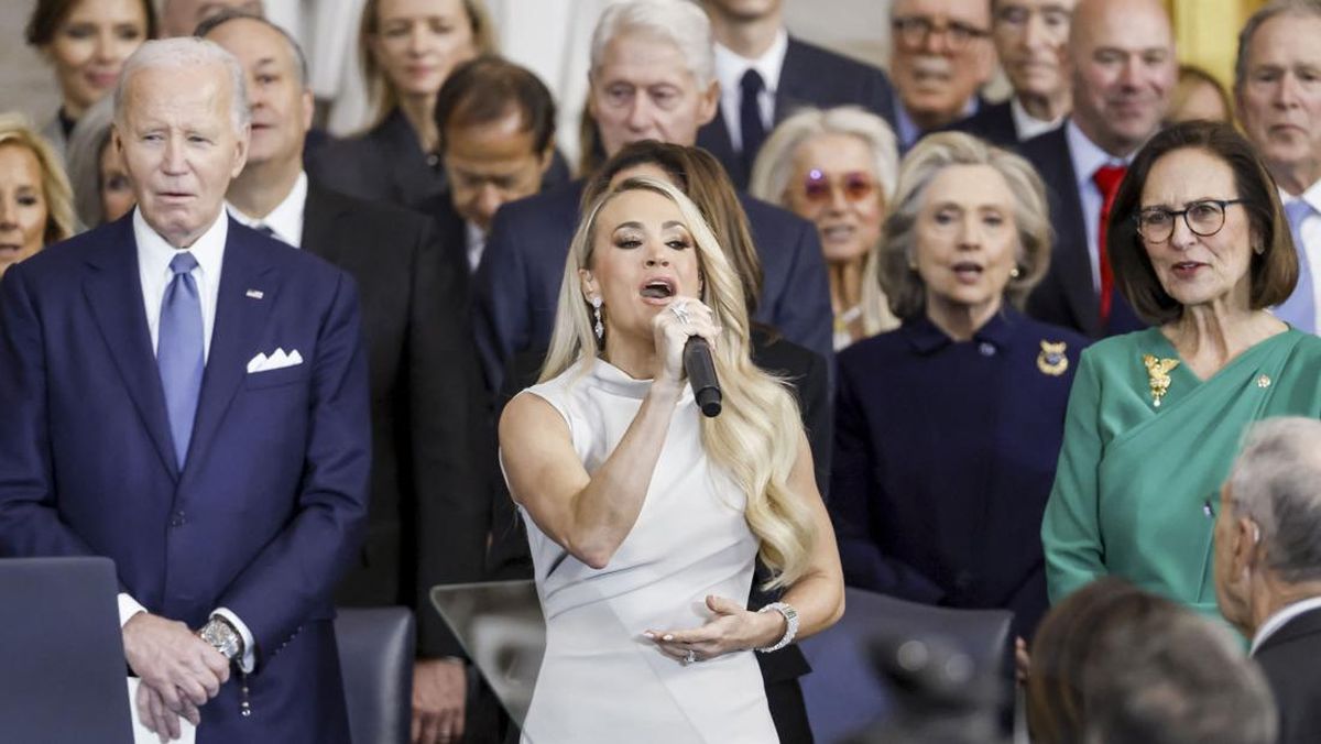 FOTO: Carrie Underwood Nyanyi Tanpa Musik di Pelantikan Trump