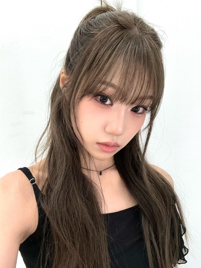 Choi Jungeun izna juga mempunyai mata besar yang tidak kalah imut. Mata upturned yang dimiliki mantan kontestan Mnet I-LAND2 yang berhasil menduduki posisi pertama di episode final ini pun membuatnya terlihat seperti kucing./ Foto: x.com/izna_offcl