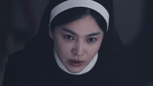 Song Hye-kyo kini menjadi biarawati Katolik yang bisa mengusir setan dalam Dark Nuns.