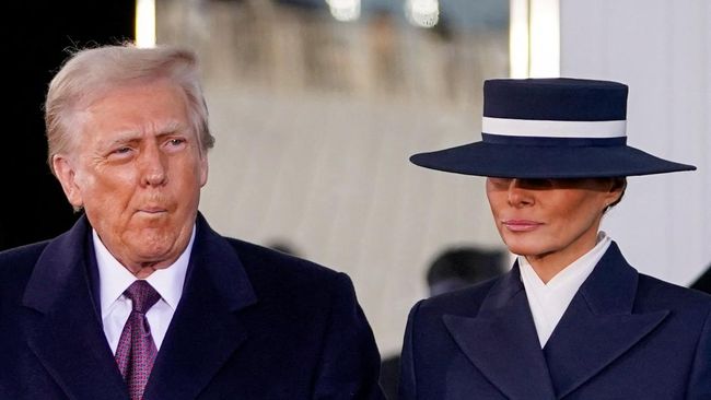 Netizen menilai gaya Melania dan perangainya di momen Pelantikan Donald Trump mirip dengan sikap Lady Danbury di serial Bridgerton dan Queen Charlotte.