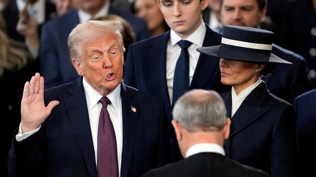 Donald Trump resmi menjadi Presiden AS pertama yang menjabat dengan status terpidana (a felon). Apakah dia bisa memberikan grasi kepada diri sendiri?