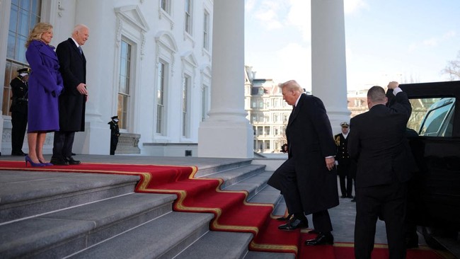 Presiden AS Donald Trump menghentikan kebijakan Joe Biden yang mendukung transmisi AS ke mobil listrik.