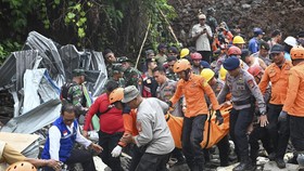 FOTO: Momen Evakuasi Korban Tewas Tanah Longsor di Denpasar Bali