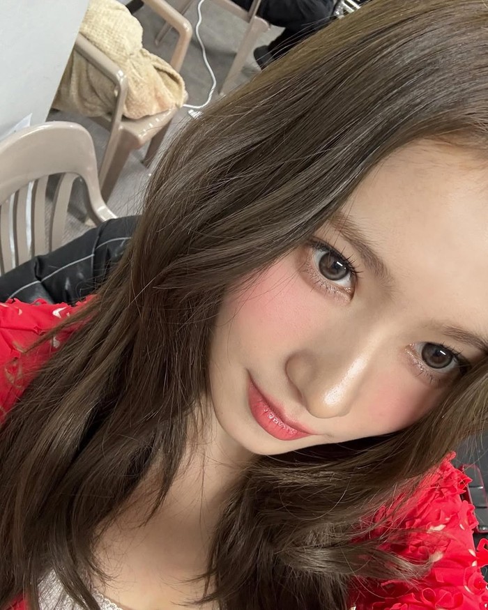 Fans TWICE alias ONCE setuju bahwa mata boba Sana menambahkan sentuhan manis dan imut pada penampilan sang idola secara keseluruhan. Penyanyi Korea yang berasal dari Jepang tersebut benar-benar definisi ‘cutie sexy’, ya!/ Foto: instagram.com/m.by__sana