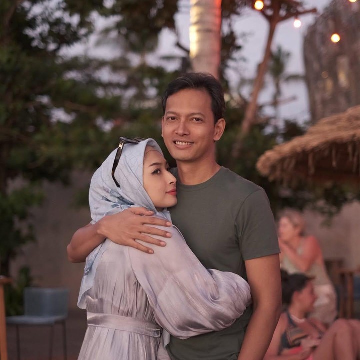 <p>Fedi dan sang istri pertama kali bertemu saat makan sate klatak di Yogyakarta. Keduanya kenal lewat teman, namun tak pernah menjalin pertemanan karena memutuskan langsung ta'aruf. "Jadi kita enggak pernah sampai temenan sih. Pertama ketemu cuma sekedar nemenin makan sate klatak di Yogya, terus ketemu beberapa kali lagi, naksir, terus langsung ajak taaruf dan ternyata ta'arufnya lancar, jadi nikah deh. Enggak sampai temenan," kata Fedi Nuril, dikutip dari Instagram Vanny @calystavannyws, beberapa waktu lalu. (Foto: Instagram: @fedinuril)</p>