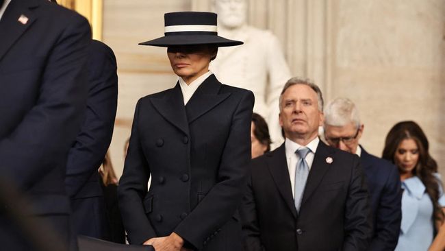 Tak seperti pelantikan Presiden AS 2017 di mana Melania Trump tampil dengan busana high-end Eropa. Kini, ia cukup menawan hanya dengan rancangan desainer lokal.