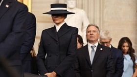 Busana Melania Trump saat Pelantikan Dirancang Desainer Lokal