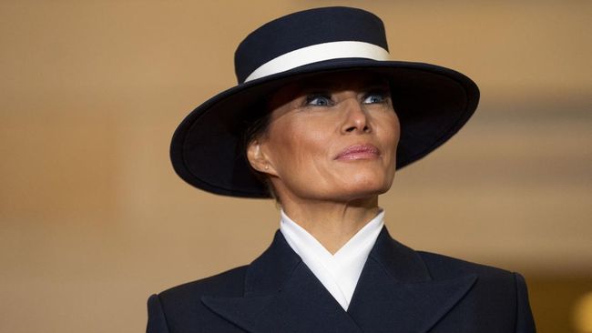Topi ikonik yang dikenakan Melania Trump saat pelantikan Presiden AS masih mencuri perhatian hingga saat ini. Desainer mengungkap makna dan inspirasinya.