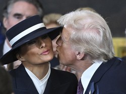 Melania Disebut Cosplay Logo Mode Incognito, Trump Jadi Susah Cium di Pelantikan