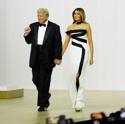 Melania Trump Tampil Elegan di Pesta Inaugurasi Pakai Gaun Buatan Stylist!