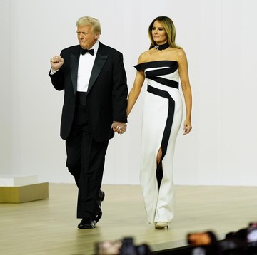 Melania Trump Tampil Elegan di Pesta Inaugurasi Pakai Gaun Buatan Stylist!