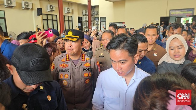 Wapres Gibran mengunjungi posko warga korban kebakaran di Kemayoran, Jakarta Pusat. Ia membagi-bagikan mainan kepada anak-anak korban kebakaran.