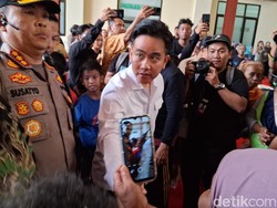 Wapres Gibran Bagi-bagi Mainan ke Anak-anak Korban Kebakaran di Kemayoran