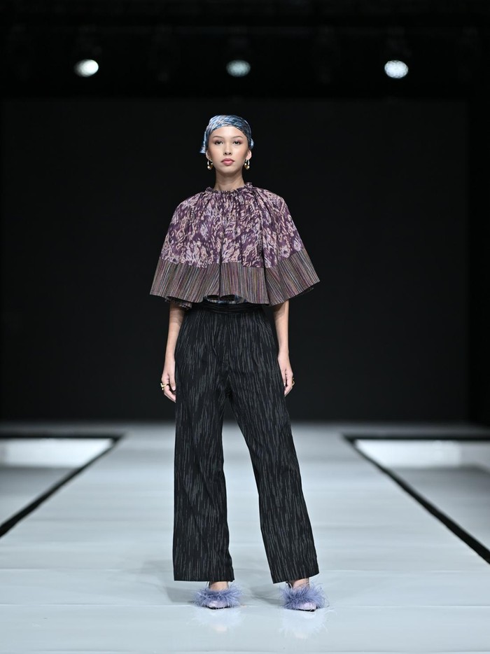 IKAT Indonesia by Didiet Maulana persembahkan koleksi untuk Hari Raya bersama Cotton USA. Kolaborasi menampilkan koleksi Ayara Kinandari yang berarti rangkaian langgam budaya diwujudkan dalam warna-warni hangat busana terinspirasi keindahan alam/ Foto: Dok. Garis Poetih