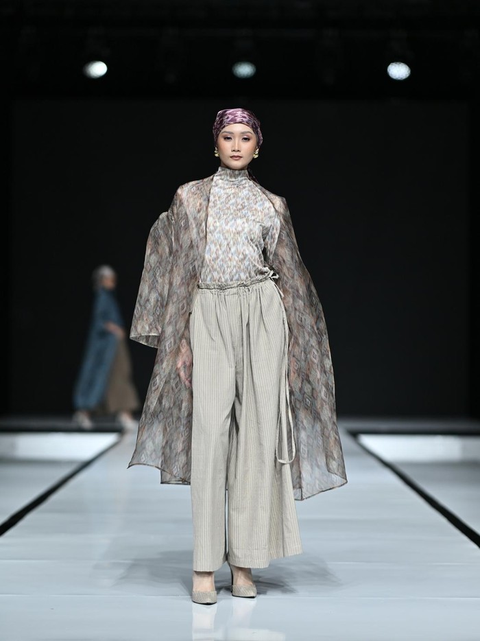Berbicara desain, siluet modern menjadi representasi energi dan optimisme. Busana Raya juga lebih trendi dengan mengadopsi elemen kekinian, seperti pattern-on-pattern sampai potongan longgar yang nyaman, seperti pada shirt dress, vest, wide leg pants, sampai outer/ Foto: Dok. Garis Poetih