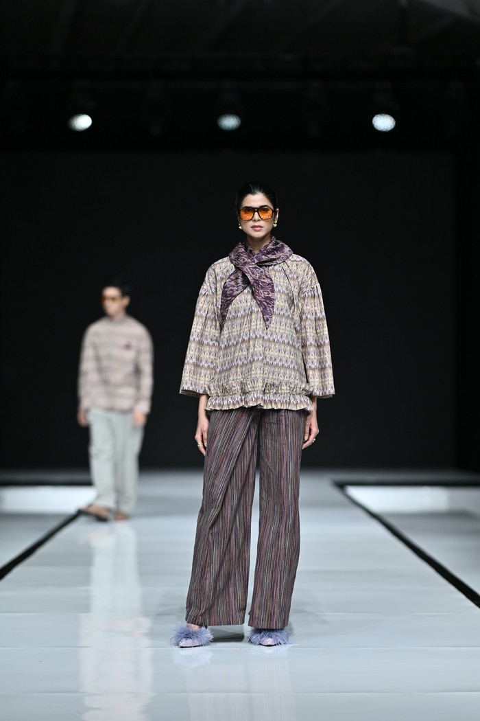 Namun bukan IKAT Indonesia namanya jika tidak menggabungkan unsur tradisi. Motif tenun ikat yang mudah dikenali lewat pola garis beralur dijumpai pada tiap looks. Motif ini melambangkan perjalanan hidup yang terus bertumbuh dan berkembang, Beauties/ Foto: Dok. Garis Poetih