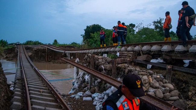 Perjalanan lima KA dialihkan melalui rute Brumbungan-Gundir-Gambringan. Sementara perjalanan enam KA lainnya diputar melalui jalur Solo.