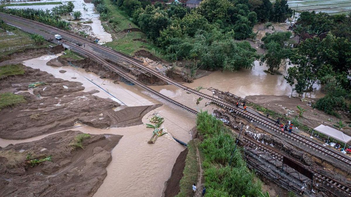 Kondisi Jalur Kereta Amblas Terdampak Banjir di Grobogan Jateng