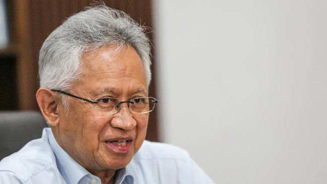 Mendiktisaintek Satryo disebut kena reshuffle kabinet. Namun, mobil dinasnya masih terparkir di kantor kementerian pada siang ini.