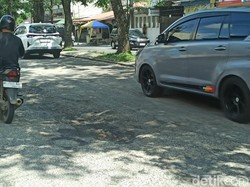 Pengendara Keluhkan Jalan Katamso Medan Berlubang: Membahayakan