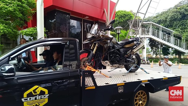 KPK menyita satu portion centrifugal gede merek BMW F800 GS dan mobil Mercedes Benz GLE terkait kasus  pemberian fasilitas pembiayaan dari LPEI.