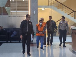 KPK Tahan Bupati Situbondo Karna Suswandi Tersangka Kasus Korupsi Dana PEN