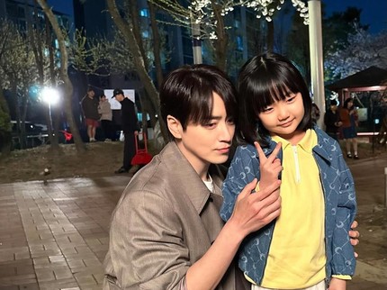 5 Potret Keakraban Lee Jun Hyuk dan 