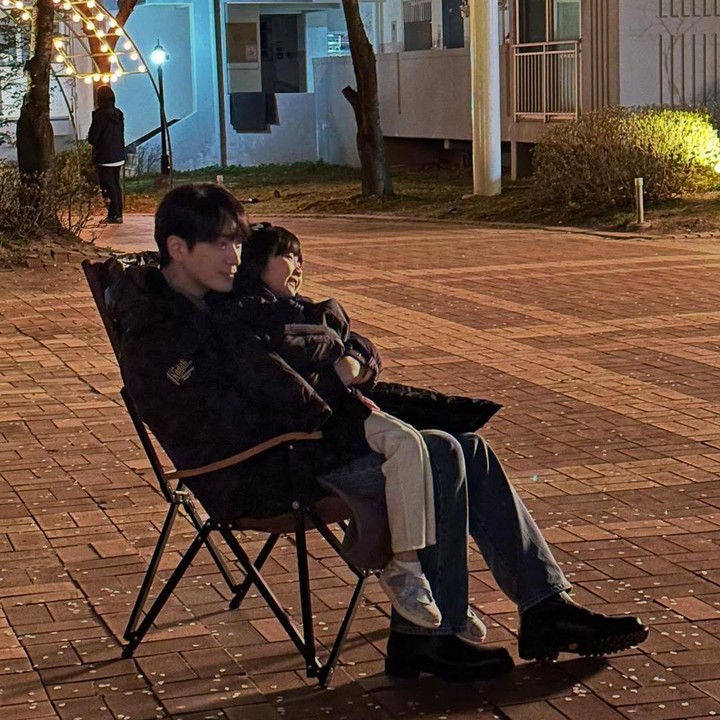 <p>Melalui kolom komentar unggahan yang dibagikan Lee Jun Hyuk, tidak sedikit netizen yang mengagumi kebersamaan Lee Jun Hyuk dan Gi So Yoo. "Mengapa ayah dan anak perempuan yang satu ini begitu lucu?" tulis salah satu netizen. (Foto: Instagram @leejunhyuk05)</p>