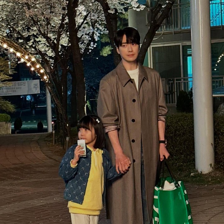 <p>Keakraban Lee Jun Hyuk dan Gi So Yoo di balik layar Love Scout juga turut menarik perhatian. Dalam berbagai kesempatan, keduanya terlihat menghabiskan waktu bersama di lokasi syuting. Menggemaskan, ya, Bunda. (Foto: Instagram @leejunhyuk05)</p>