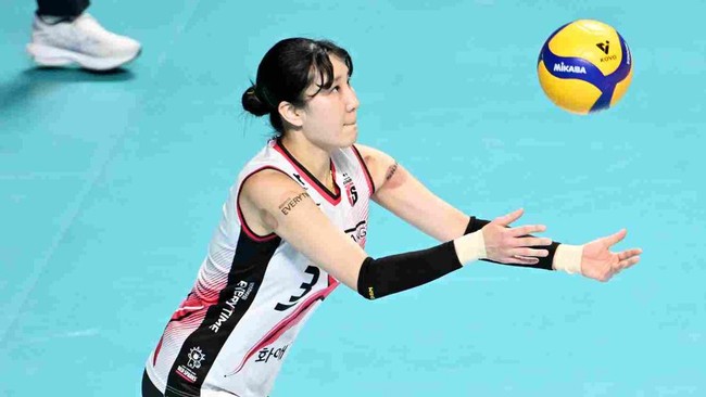 Setter Red Sparks Yeum Hye Seon mencetak sejarah di Liga Voli Korea dengan menjadi pemain yang paling banyak melakukan tos atau set, yakni 15.501 tos.