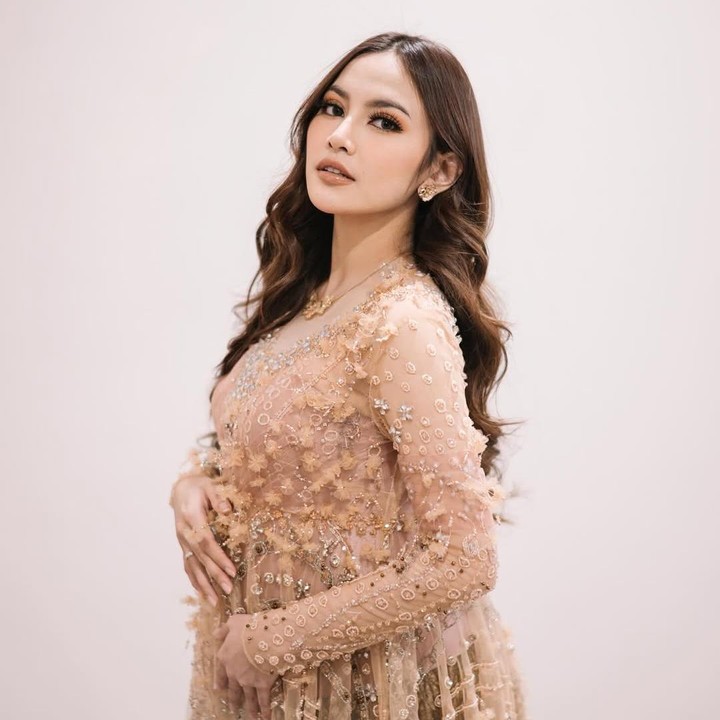 <p>Penampilan penyanyi Mahalini selama hamil kerap menuai pujian. Saat hamil anak pertamanya, Mahalini tetap terlihat langsing. Saking langsingnya, banyak penggemar tidak menyadari bahwa istri Rizky Febian itu tengah hamil. Mahalini baru mengungkap kehamilannya di usia tujuh bulan atau saat <em>baby bump</em> kehamilannya mulai besar. (Foto: Instagram @mahaliniraharja)</p>