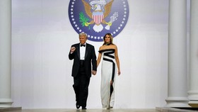 FOTO: Kala Melania Tampil Mempesona di Pesta Pelantikan Trump
