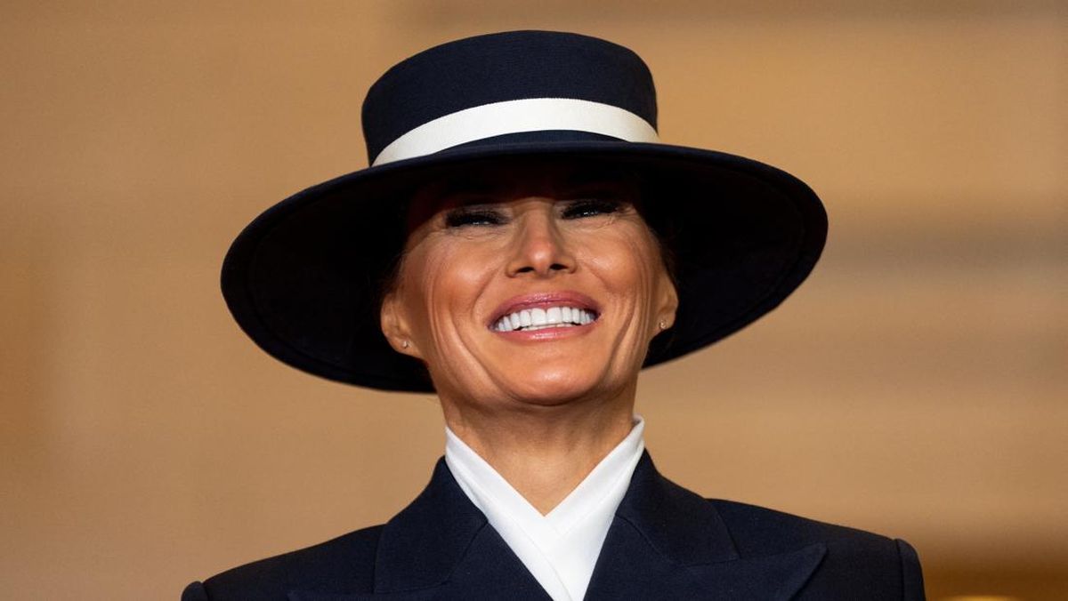 Topi 'Anti Badai, Anti Ciuman' Melania Curi Perhatian di Pelantikan