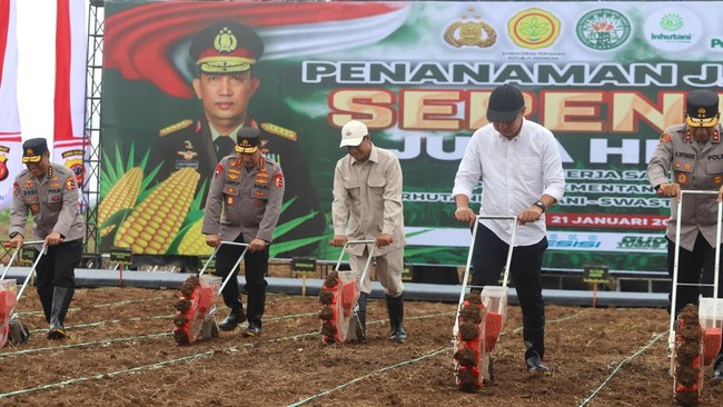 Menteri Pertanian Andi Amran Sulaiman bersama Kapolri Jenderal Listyo Sigit Prabowo memimpin kegiatan tanam jagung serentak seluas 1 juta ha.