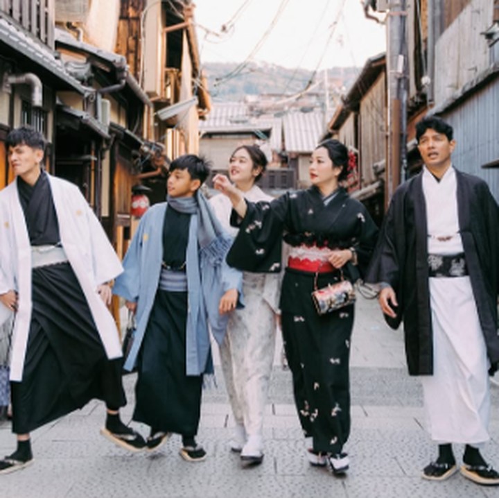 <p>Hesti juga berkesempatan mencoba pakaian ala Jepang, Kimono. Pilihan Kimono hitam dengan sentuhan merah ini sangat cocok dengan kacamata hitam serta lipstik merahnya yang menawan. (Foto: Instagram: @hestipurwadinata)</p>