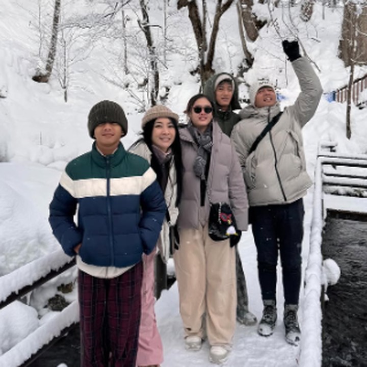 <p>Banyak netizen yang menyebut Hesti gaya Hesti selalu membuatnya semakin cantik. Tidak hanya itu, mereka pun mengatakan Hesti semakin awet muda. (Foto: Instagram: @hestipurwadinata)</p>
