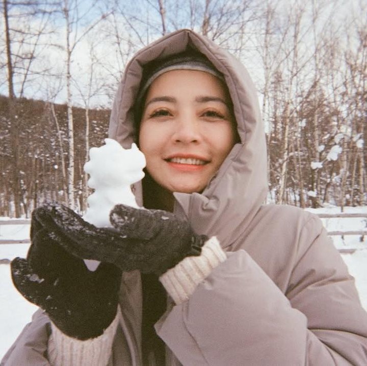 <p>Selama berlibur, Hesti terlihat tampil fashionable. Meski mengenakan pakaian dingin yang tebal, perempuan 41 tahun ini pintar memadu padankan warna serta aksesoris yang digunakan. (Foto: Instagram: @hestipurwadinata)</p>