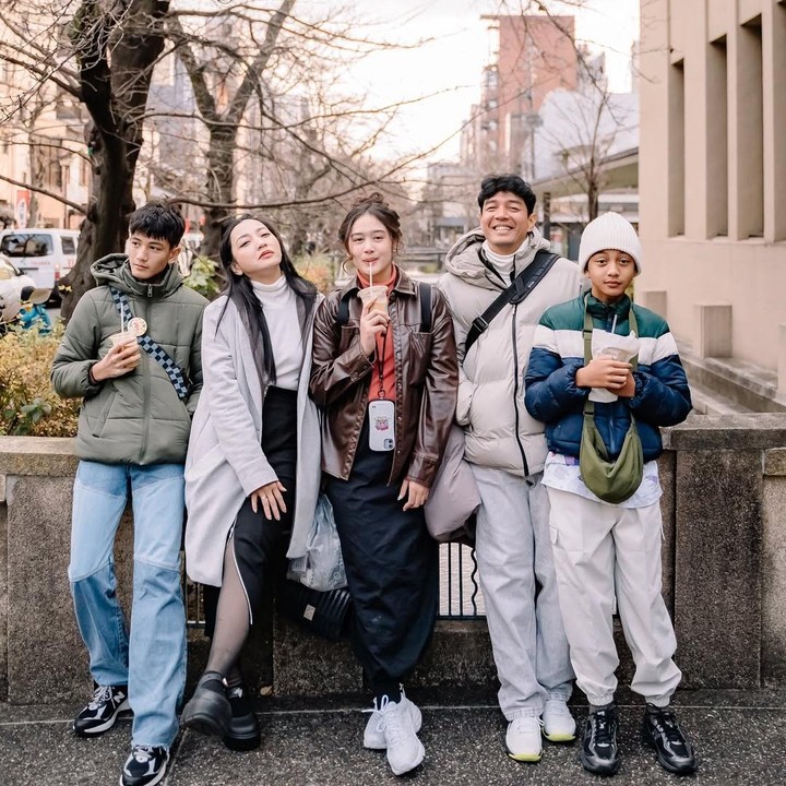 <p>Hesti Purwadinata memutuskan untuk liburan ke Jepang, Bunda. Tidak hanya bersama sang suami, Edo Borne, ia turut mengajak ketiga anaknya. (Foto: Instagram: @hestipurwadinata)</p>