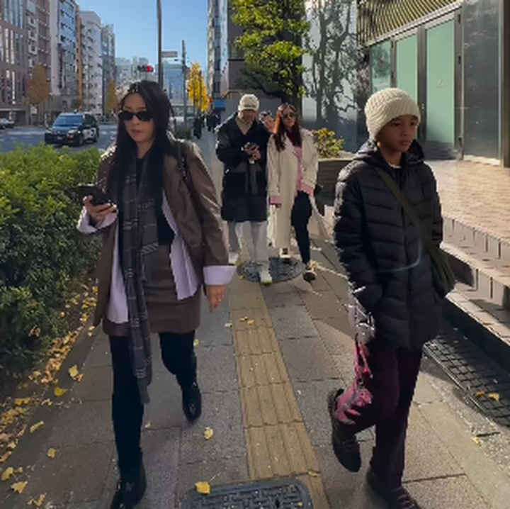 <p>Pada kesempatan lainnya, Hesti memilih untuk mengenakan jaket<em> leather </em>berwarna cokelat. Gayanya semakin keren dengan tambahan syal senada di leher, sepatu, serta <em>slingbag</em> hitam. (Foto: Instagram: @hestipurwadinata)</p>