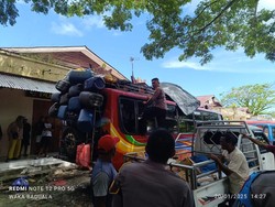 Polisi Sita 500 Liter Miras Sopi dari Terminal Transit di Ambon
