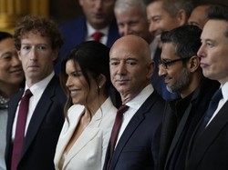 Berpakaian Terbuka di Pelantikan Trump, Tunangan Jeff Bezos Disorot