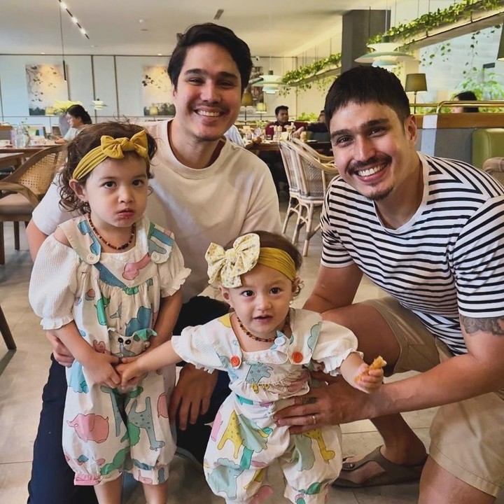 <p>"Semakin tidak direncanakan, semakin jadi bertemu! Serunya lagi, tumben-tumbenan ini ciwi-ciwi mau pakai bandana dan celana kodok jadulnya si kembar waktu kecil. Memang juara dah emak gue kalau sudah urusan nyimpen-nyimpen baju lama begini. Hari ini <em>stylish</em>-nya Djiwa!! Dia yang pilih baju, aksesoris, sepatu, spot foto, sampai dandanin juga adiknya," tulis Nadine dengan menyisipkan emotikon hati. (Foto: Instagram: @nadinelist)</p>
