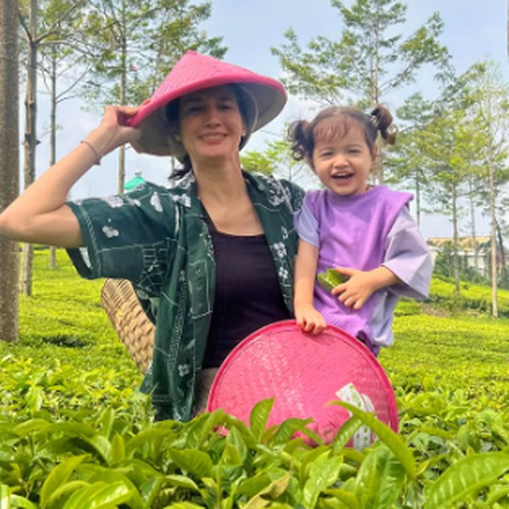 <p>Nadi Djiwa Anggara, putri sulung Nadine Chandrawinata dan Dimas Anggara, lahir di tanggal cantik 22 Februari 2022. Pada Februari mendatang, usianya pun akan genap tiga tahun. (Foto: Instagram: @nadinelist)</p>