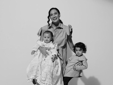 img-title Anak Beli Mainan di Abang-abang Keliling, Gaya Parenting Nadine Chandrawinata Tuai Pujian